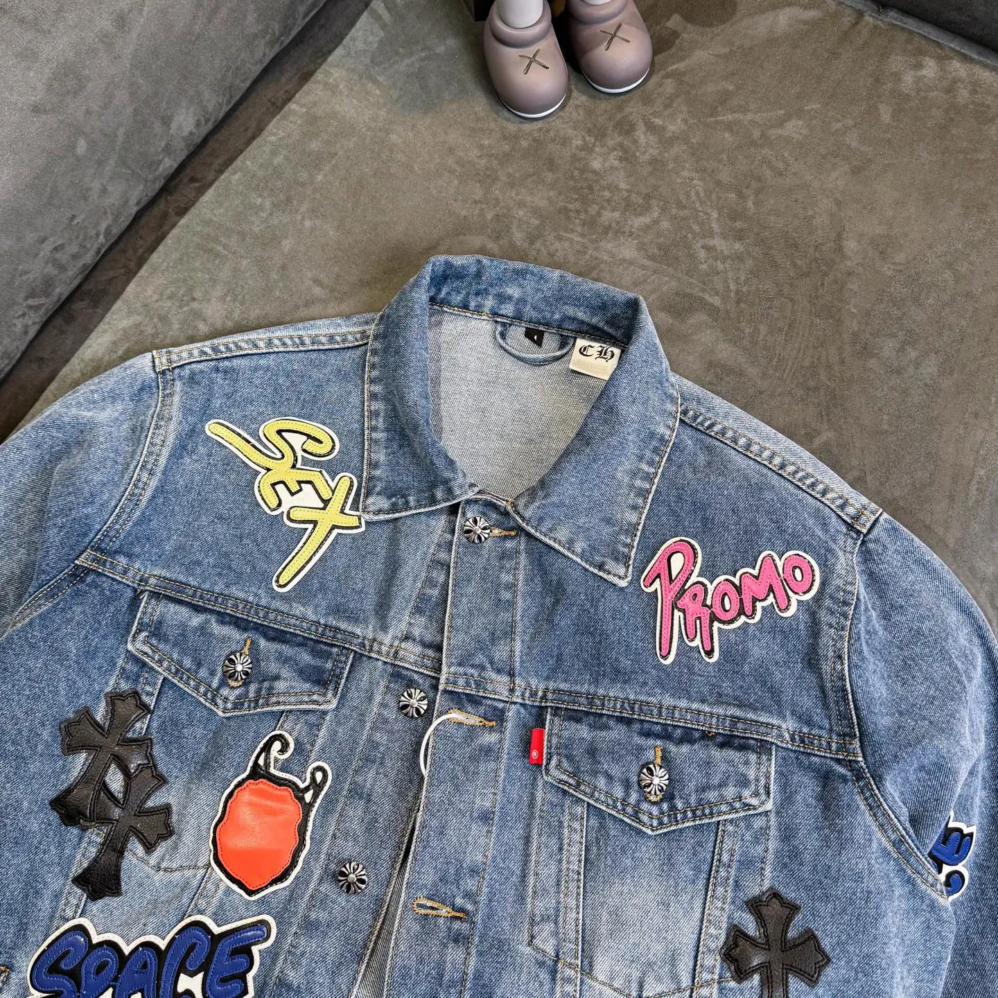 P350 ChromeHearts/Cro Hearts Cartoon Letter Chapter Cross Piece Leather Denim Jacket If you are obsessed with ChromeHearts, you can check it out. The same style for celebrities. Chrome Hearts is a very representative shirt jacket. The upper body of both men and women is really amazing, and it is also the same style as Yu Shuxin Angelababy! Recommended loose style for girls, super sweet! As soon as you go out, you will turn heads‼ ️This jacket is really eye-catching (the same style of pants is available) Color: light blue Size: S M L XL